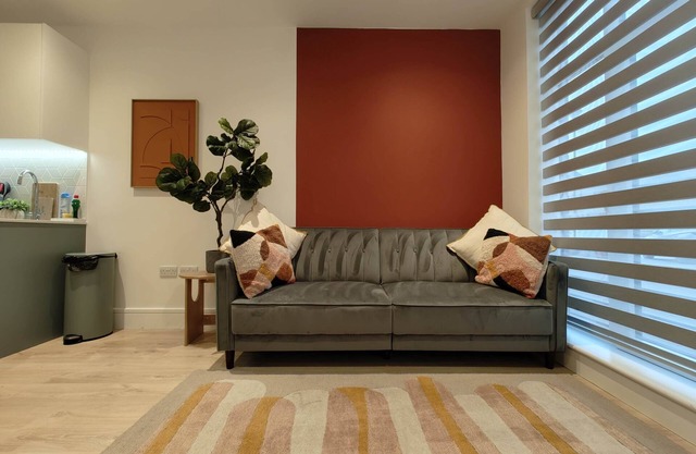 Chic & Cozy Chertsey Flat with Free Parking & WiFi