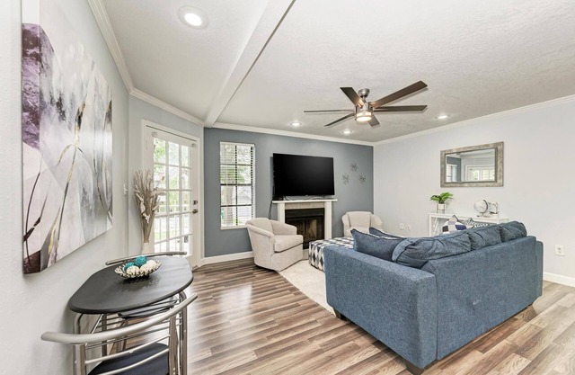 Chic & Cozy Updated Unit in Hyde Park!