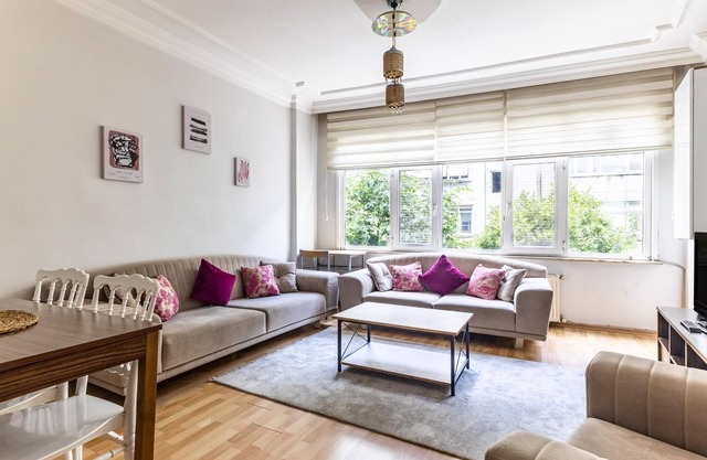 Chic Flat w Balcony 5 min to Dolmabahce Palace