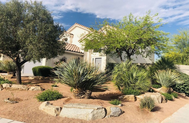 Chic home, king retreat w/spa en-suite, game room, huge yard, 8 mi to strip!