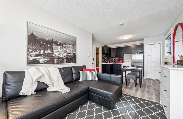 Chic Inner-City Studio - Your Cozy Calgary Escape!