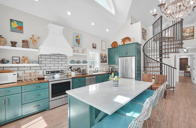 Chic Isle of Hope Coastal Cottage Near Marsh by Lucky Savannah