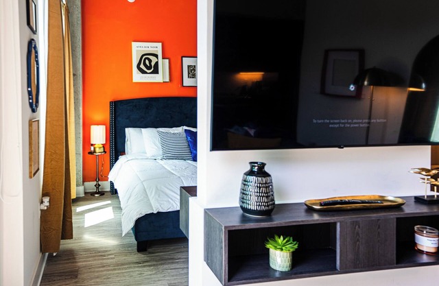 Chic King Balcony Studio in Channelside with Pool and FREE Parking