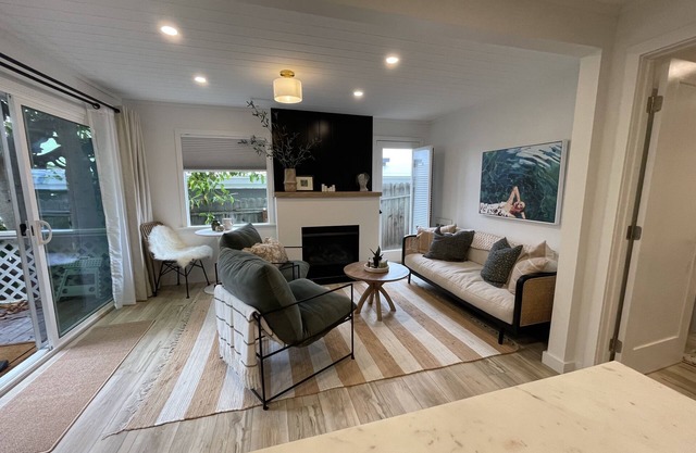 Chic Laguna retreat! Steps to beach, designer-furnished, with ocean-view yard.