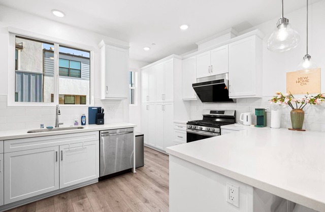 Chic Modern Retreat With Stunning Views 1360 Sqft