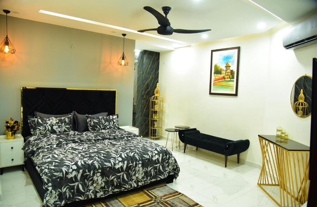 Chic Noir 1 Bedroom Apartment Gulberg
