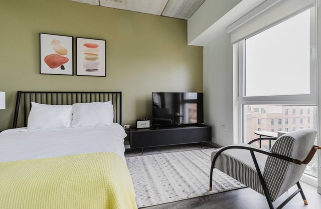 Chic Old Town Studio w/Gym, W/D, Rooftop, Pet Area & A/C, by Blueground