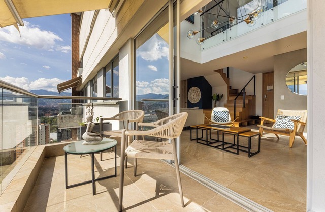 Chic Poblado Penthouse - AC, chef's kitchen, full washer & dryer, amazing views