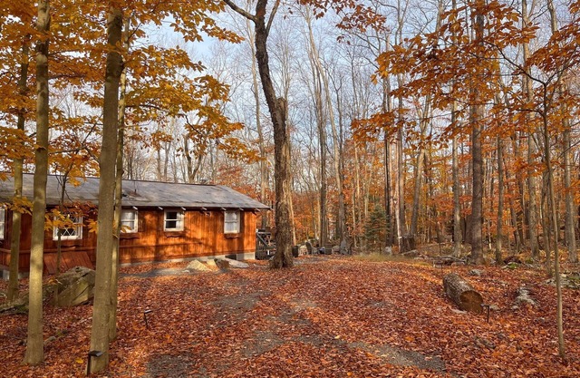 Chic Poconos Home: Fall Foliage Escape