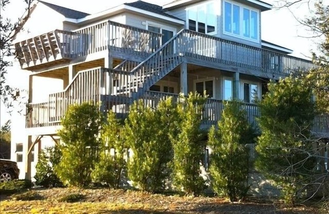 Chic Property with Waterfront Pool and Hot tub - Gym, Pickleball Courts!