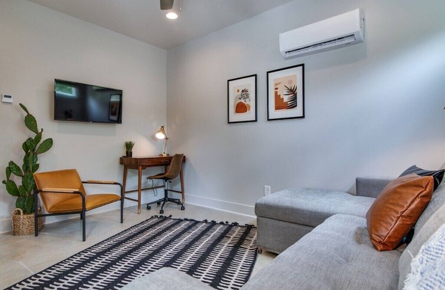Chic Retreat + Parking <10 Min From Broadway