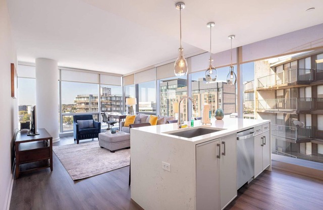 Chic Stamford Apartment | Walk to Train & Entertainment