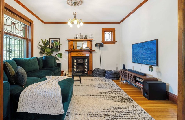 Chic Victorian Manor | Sleeps 12 | Congress Park