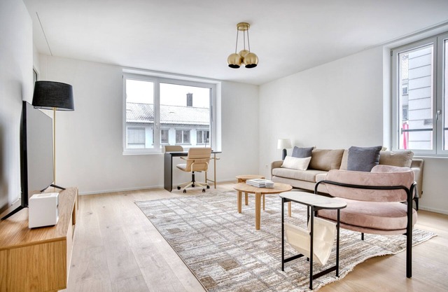 Chic Wiedikon 2.0 Room w/Storage & W/D, 3 min to Market, by Blueground