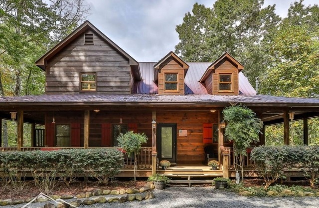 Chicken Coop-3/3, Paved Roads, hot tub, dog friendly, FENCED, WIFI, 5 acres