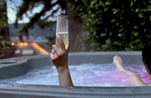 Chico Bay Inn Garden Suite: Hot Tub Kayaks Private Beach Lux King Bed