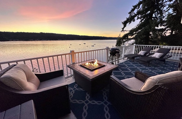 Chico Bay Inn Penthouse Suite: Hot Tub Fireplace Private Beach Kayaks