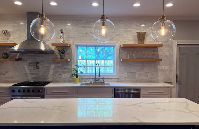 Chilax with family in modern colonial Cul de sac near university