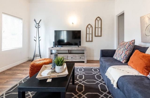 Chill · Charm · Deluxe Duplex · 节省每月住宿费用