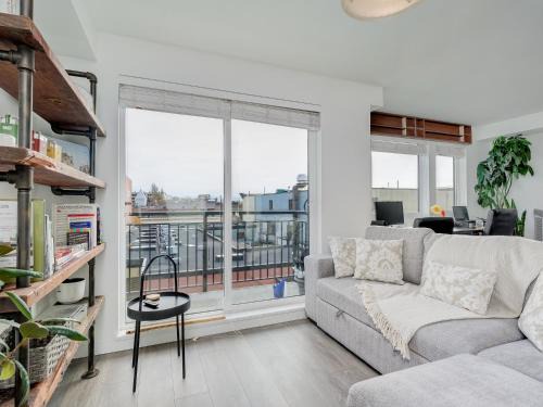 Chinatown Gem - min 30 Day Stay-Sunny South-Facing Suite with Work Desk in Historic Chinatown by Victoria Prime!