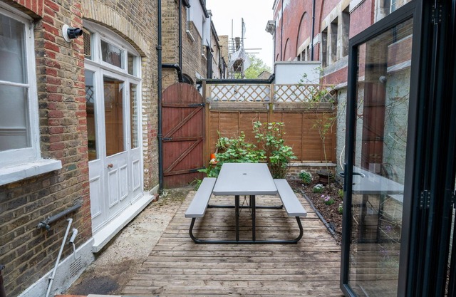 Chiswick 4 Bed Victorian Townhouse Minutes to Tube