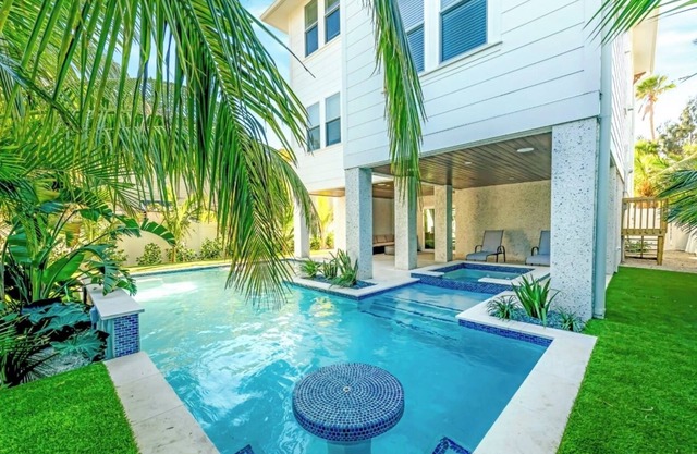 CHRISTMAS availability!Gorgeous 7 bedroom Beach house 2 minute walk to Beach!