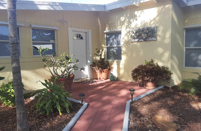 "Chuck's Cottage" at Camp Rio w/Pool Table, fast drive to Beaches