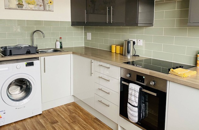 Church Road Apartment by Aldershot Short Stays