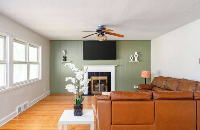 Churchill Charm| Firepit | Central | 3BR 1BA
