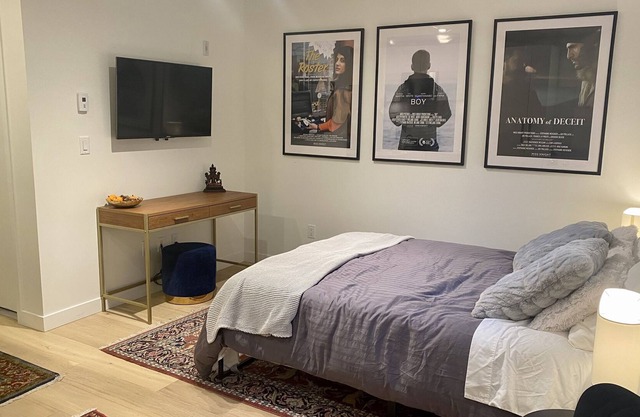 Cinema Suite with cozy bed, close to mountains, ocean and Vancouver