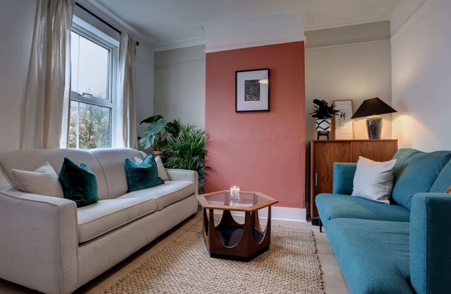 City centre home/free parking & Cathedral views