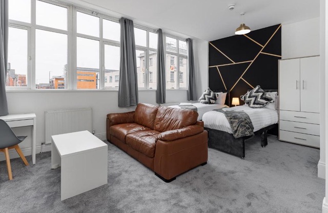 City Centre Studio 4 with Kitchenette, Free Wifi and Smart TV by Yoko Property