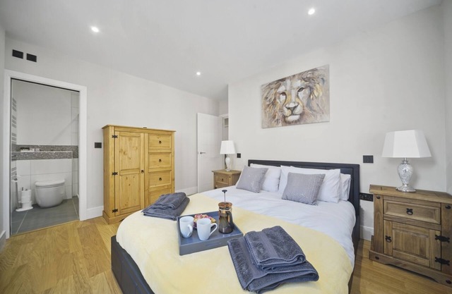 City Chic: 2-Bed Apt + Parking