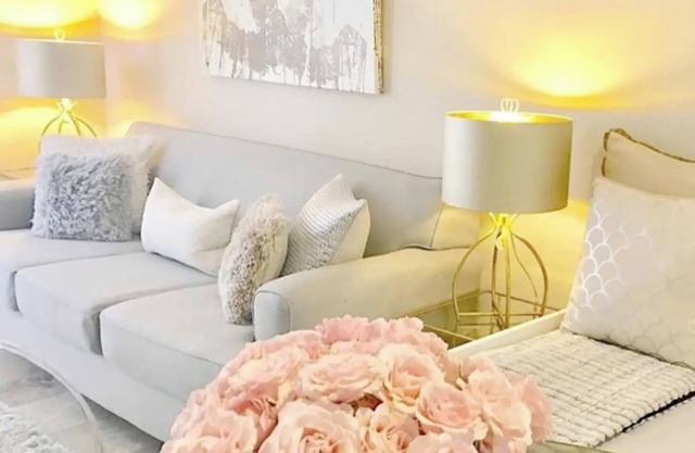 City chic pied-à-terre in La Jolla - UTC near UCSD, shopping, and beachesn