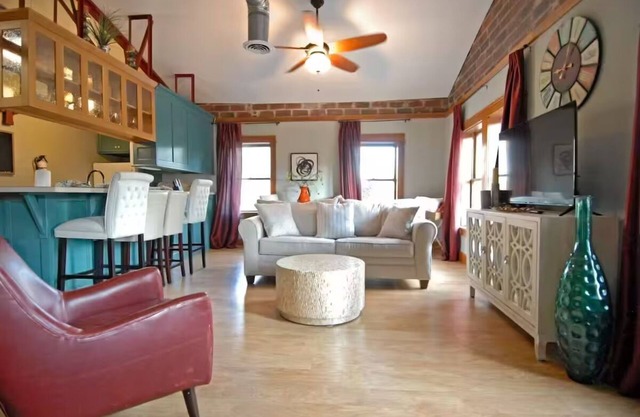 "City View " King Bed Retreat in Bloomington"