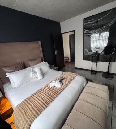 Cityescapes 2F in Waterfall Midrand - Beautiful self catering 2 bedroom unit next to Kyalami Racetrack with free WiFi swimming pool gym and restaurant - Perfect for a small family