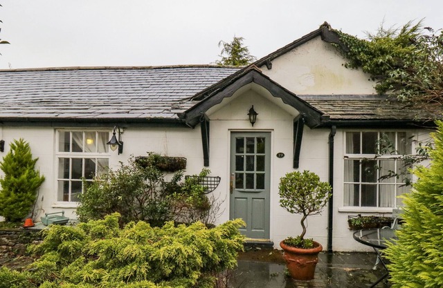 CLARENCE HOUSE, pet friendly, with a garden in Dalton-In-Furness