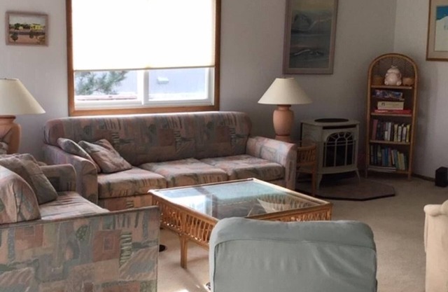 CLASSIC BEACH HOME with HOT TUB!