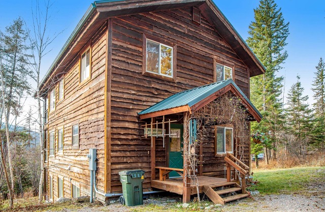 Classic cabin with gorgeous lake/mountain views, firepit & 2-story deck