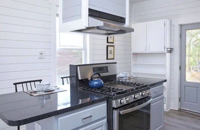 Classic Heart of Highlands! 3BR!