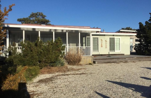 CLASSIC LAGOON FRONT HOME