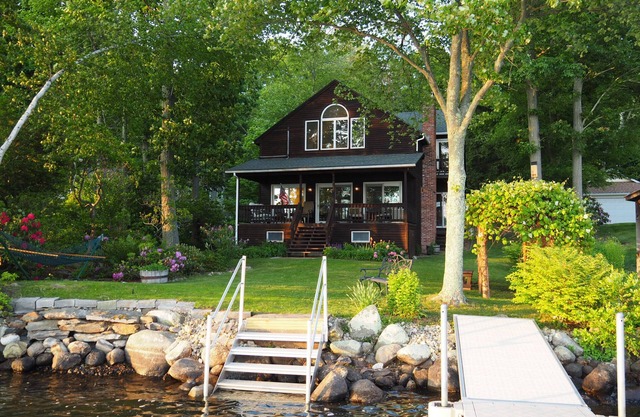 Classic Lake House w/private waterfront, 4 steps to water, FirePit/Kayaks/canoe