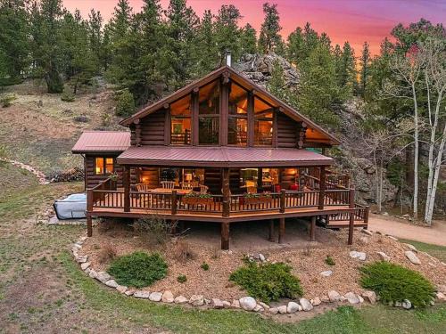 Classic Log Cabin near Rocky Mountain National Park and near Skiing