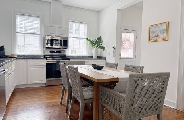 Classy 3-Story Downtown Apt