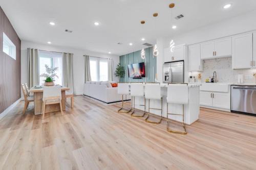 Classy 4BD 3.5BA with Soak Tub Backyard and Game Room