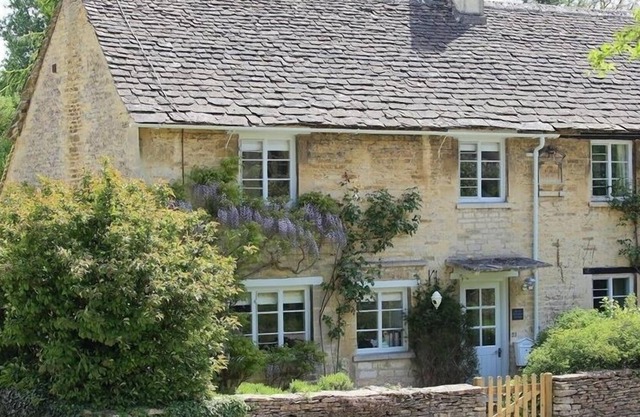 CLAYPOT COTTAGE, family friendly in Barnsley, Gloucestershire