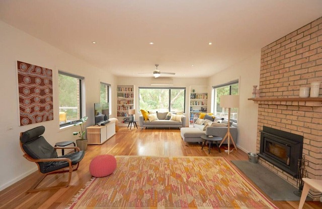 Claystone - walking distance to the beach!