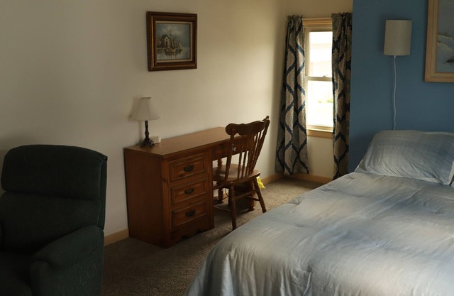 Clean and cute 2 bedroom upper with garden view. Froedtert Hospital blocks away.