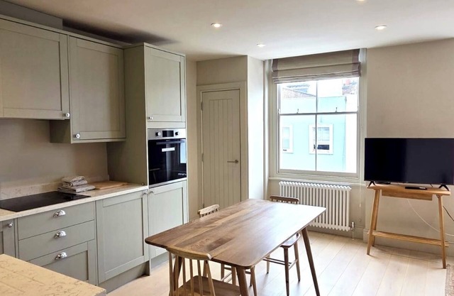 Clean and stylish one bedroom flat on Portobello Road