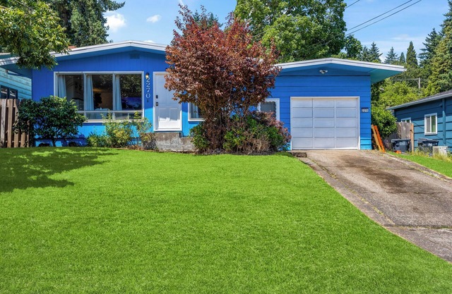 Clean Comfy House with Hot Tub, Pool Table, & BBQ